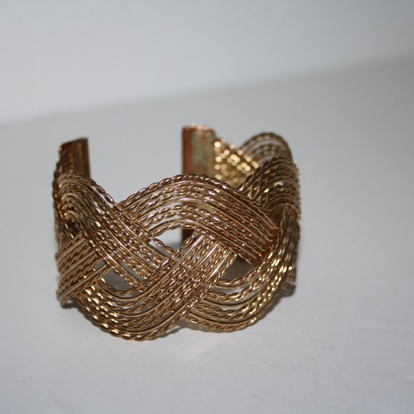 Beautiful gold wire cuff bracelet - Picture 3 of 4
